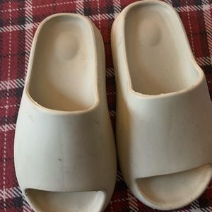 Women Yeezy sandal not real one size 6
